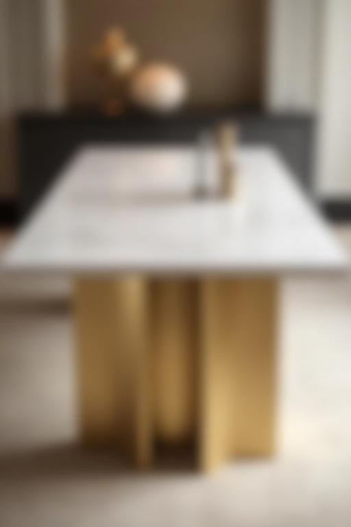 Tavolo da pranzo con base in ottone spazzolato e piano in marmo